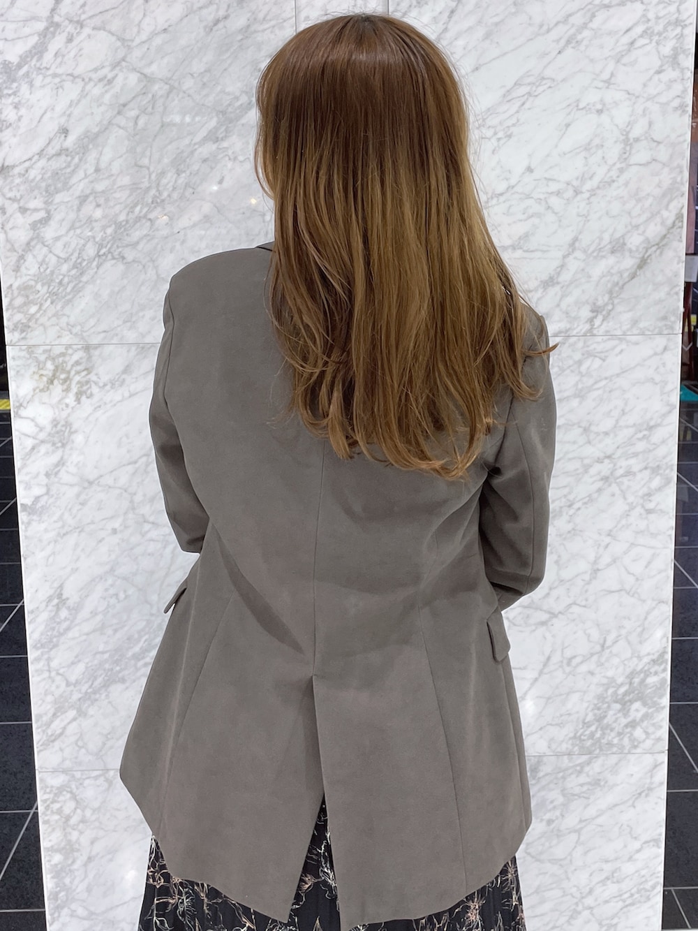 ブラック系のワンピース、ブラウン系のテーラードジャケット、その他のパンプスを着用したレディースの冬コーディネートの9枚目の写真