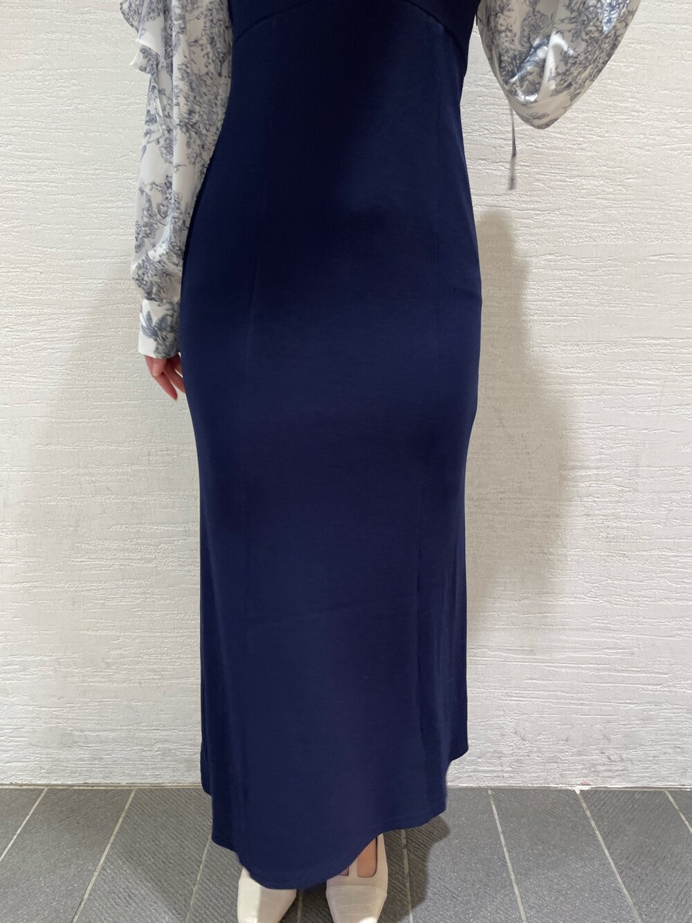 ブルー系のワンピース、ホワイト系のパンプスを着用したレディースの冬コーディネートの9枚目の写真