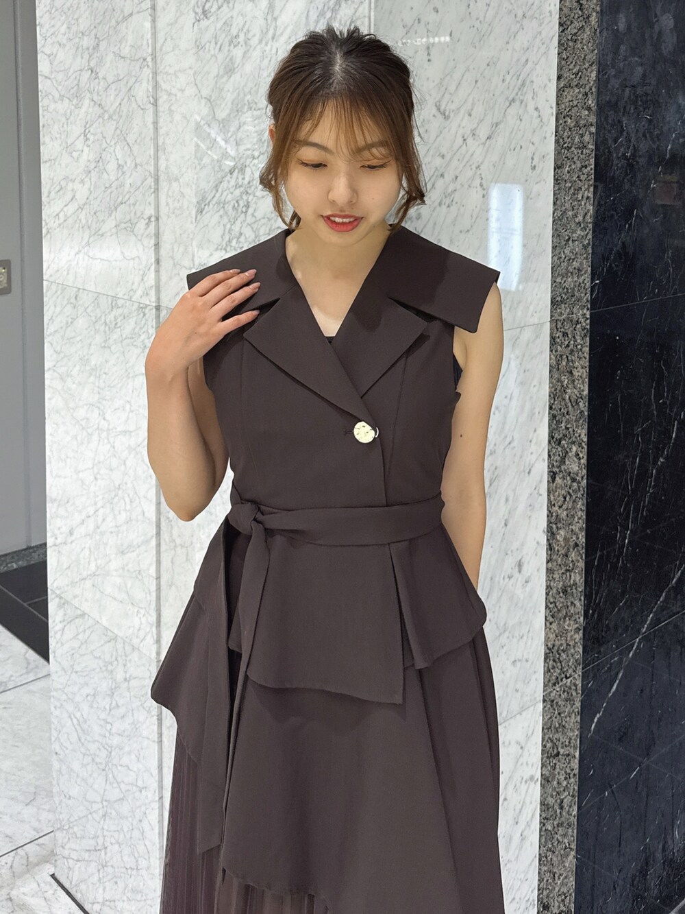 ブラウン系のワンピース、ホワイト系のサンダルを着用したレディースの夏コーディネートの5枚目の写真