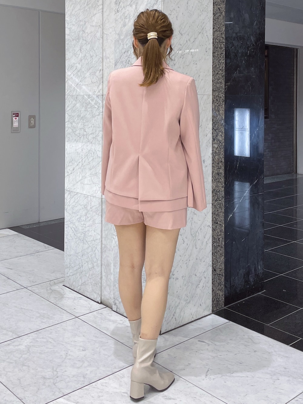 ピンク系のその他パンツ、ベージュ系のブーツ、ホワイト系のシャツ/ブラウスを着用したレディースの秋コーディネートの6枚目の写真