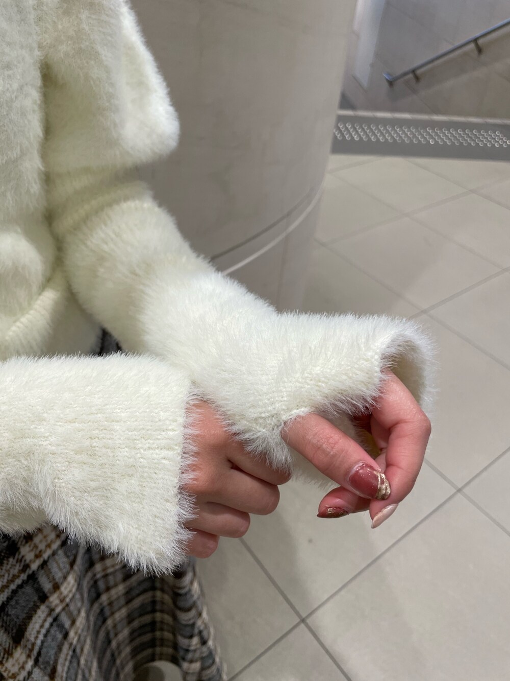 ホワイト系のニット/セーター、その他のスカート、ブラック系のブーツを着用したレディースの秋コーディネートの8枚目の写真