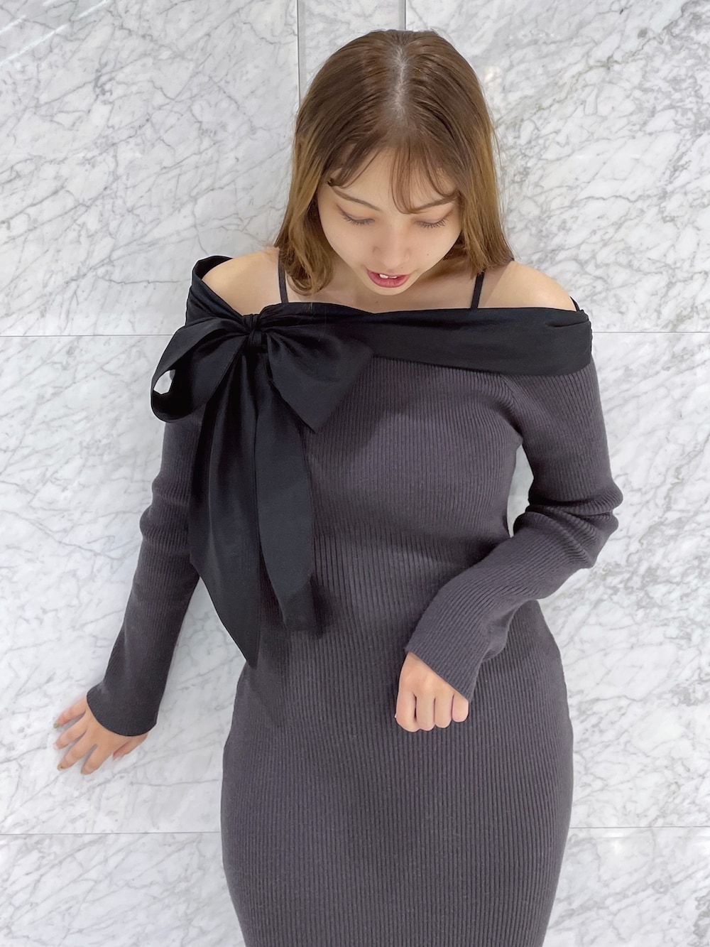 グレー系のワンピース、ブラック系のパンプスを着用したレディースの秋コーディネートの6枚目の写真