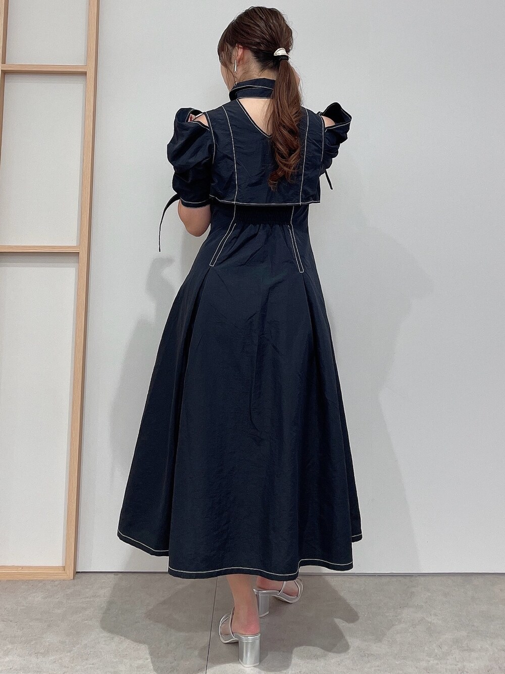 ブラック系のシャツワンピース、シルバー系のパンプスを着用したレディースの春コーディネートの4枚目の写真