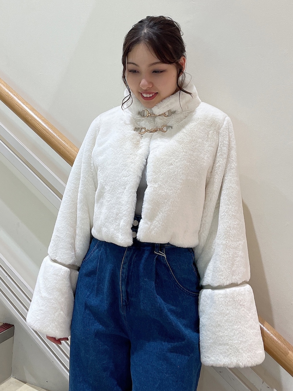 「dazzlin、ダズリン、ファーコート、冬コーデ、お出かけコーデ、デートコーデ、155cm、155cmコーデ、パンツスタイル」｜「dazzlinのショートビットフェイクファーコート（その他アウター、ホワイト系）」を使った、mahoさん（レディース・155cm）の秋コーディネートの5枚目の写真