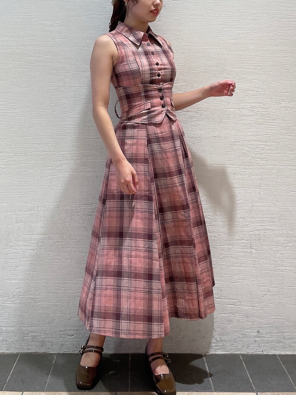 ピンク系のワンピース、ブラウン系のパンプスを着用したレディースの夏コーディネートの3枚目の写真