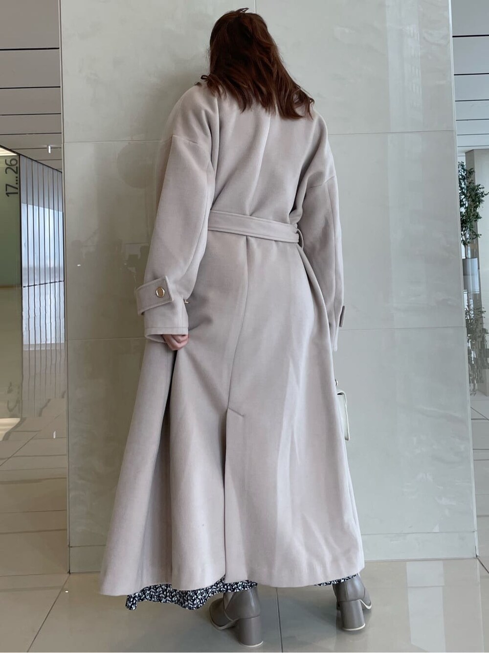 ブラック系のワンピース、ベージュ系のブーツ、ホワイト系のその他アウターを着用したレディースの夏コーディネートの4枚目の写真