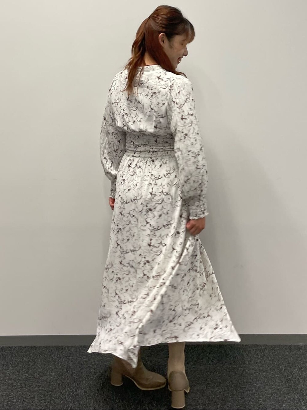 ホワイト系のワンピース、ベージュ系のブーツを着用したレディースの夏コーディネートの4枚目の写真