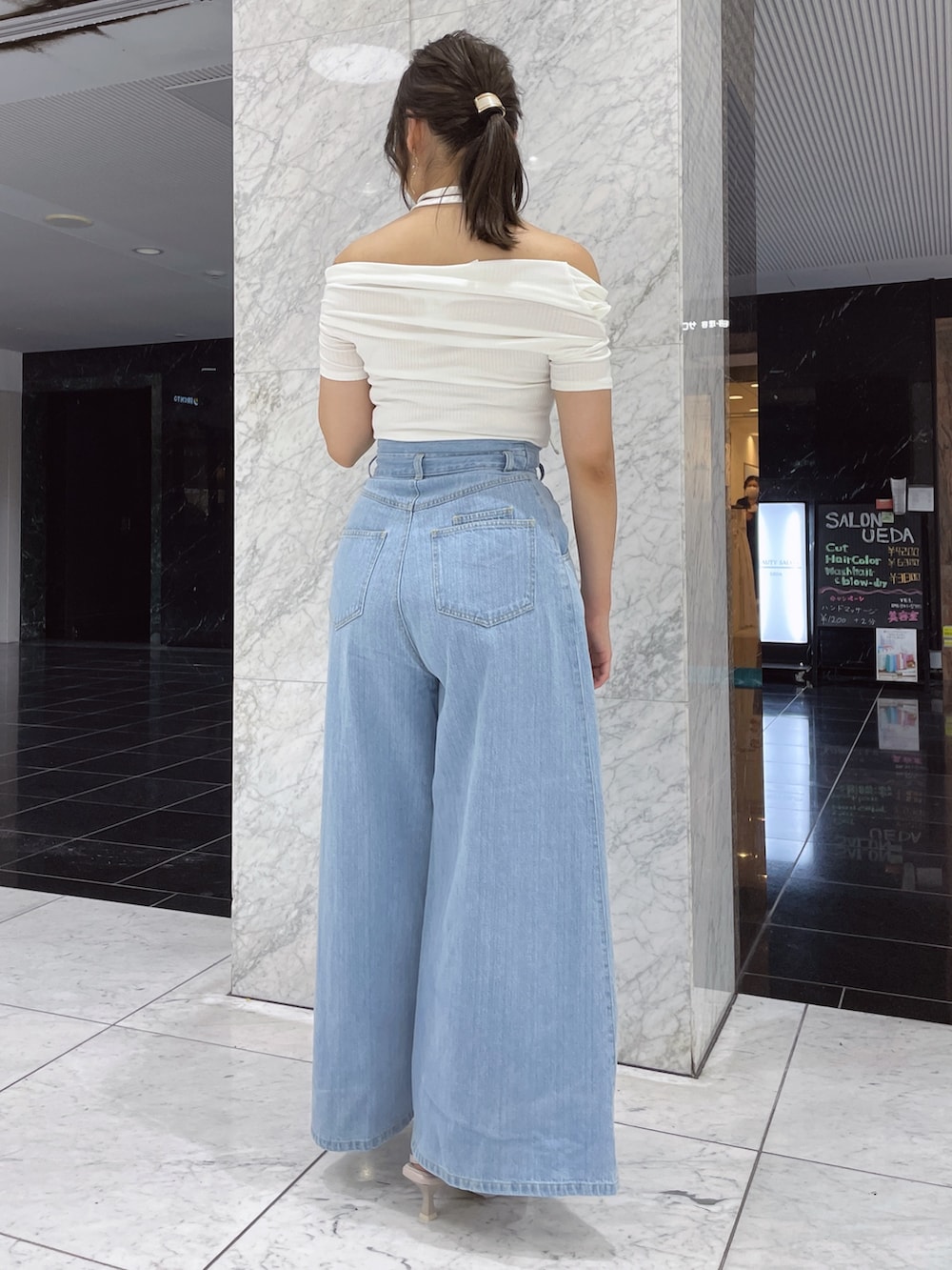 ホワイト系のTシャツ/カットソー、ブルー系のデニムパンツ、パープル系のパンプスを着用したレディースの夏コーディネートの4枚目の写真