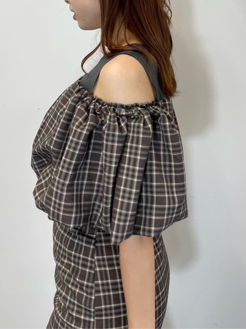 ブラウン系のワンピース、ブラック系のパンプスを着用したレディースの夏コーディネートの2枚目の写真