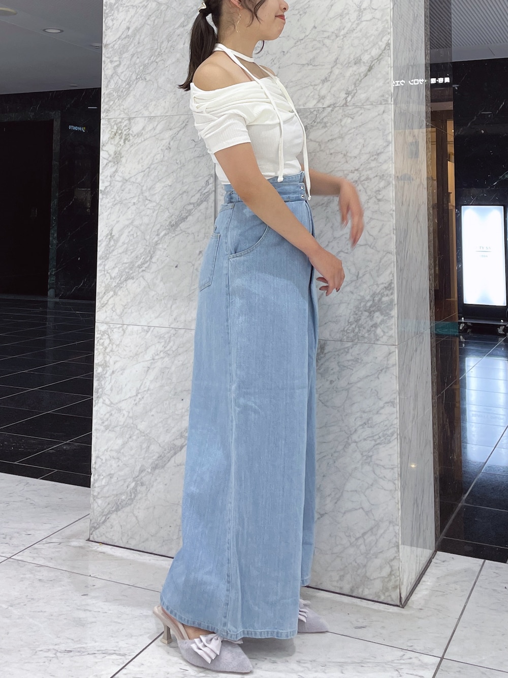ホワイト系のTシャツ/カットソー、ブルー系のデニムパンツ、パープル系のパンプスを着用したレディースの夏コーディネートの3枚目の写真