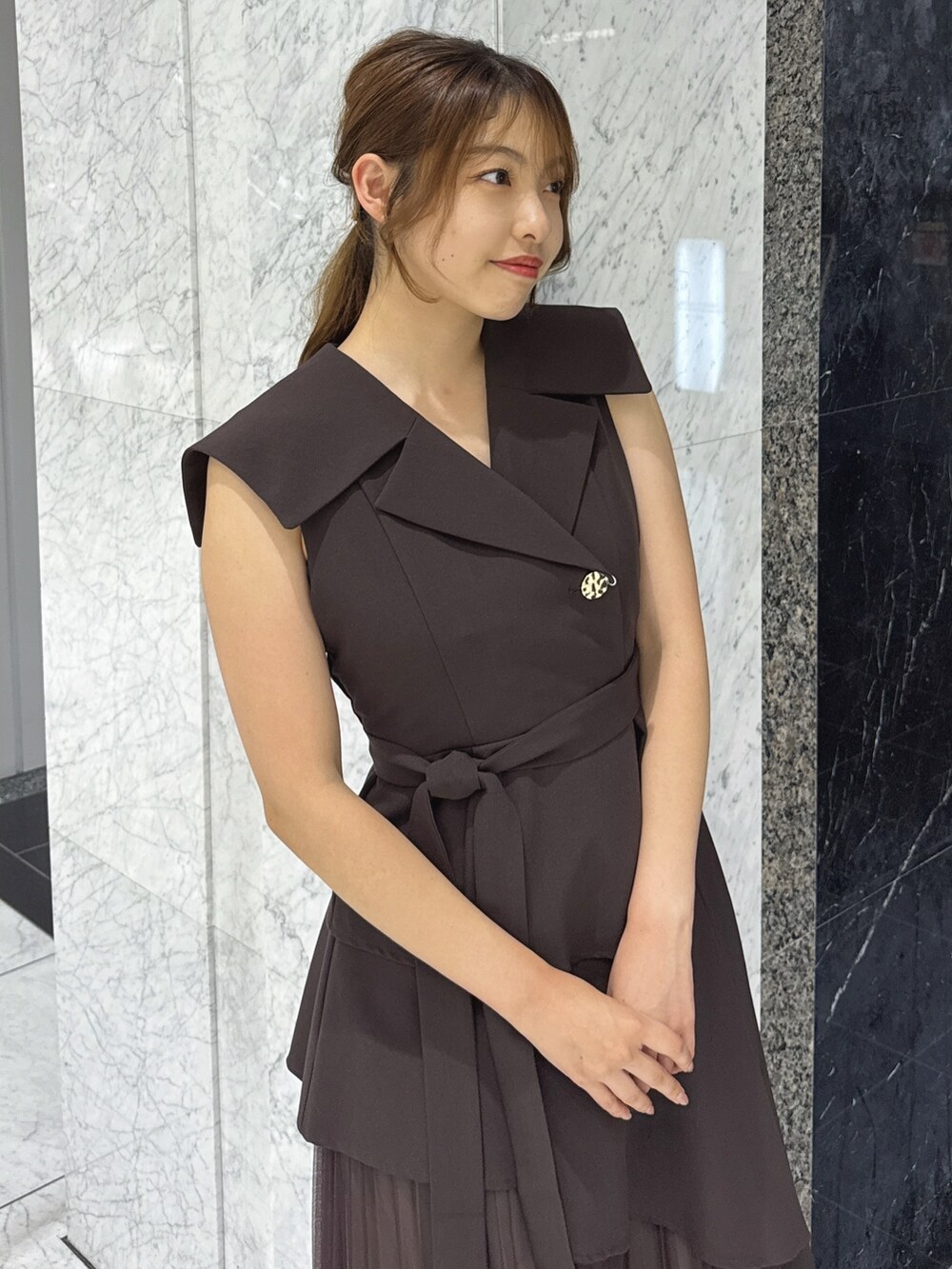 ブラウン系のワンピース、ホワイト系のサンダルを着用したレディースの夏コーディネートの6枚目の写真