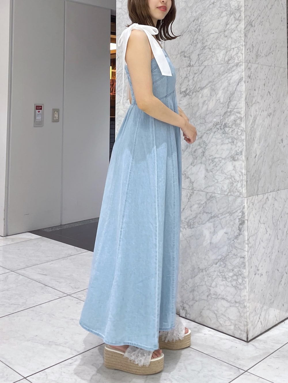 ブルー系のワンピース、ホワイト系のサンダルを着用したレディースの夏コーディネートの4枚目の写真