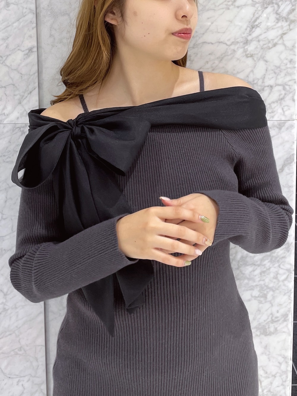 グレー系のワンピース、ブラック系のパンプスを着用したレディースの秋コーディネートの5枚目の写真