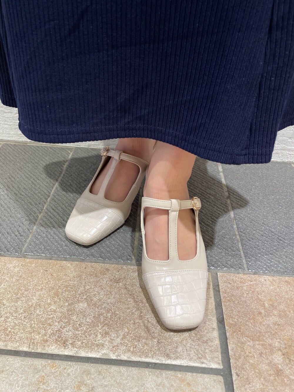 ブルー系のワンピース、ホワイト系のパンプスを着用したレディースの冬コーディネートの10枚目の写真