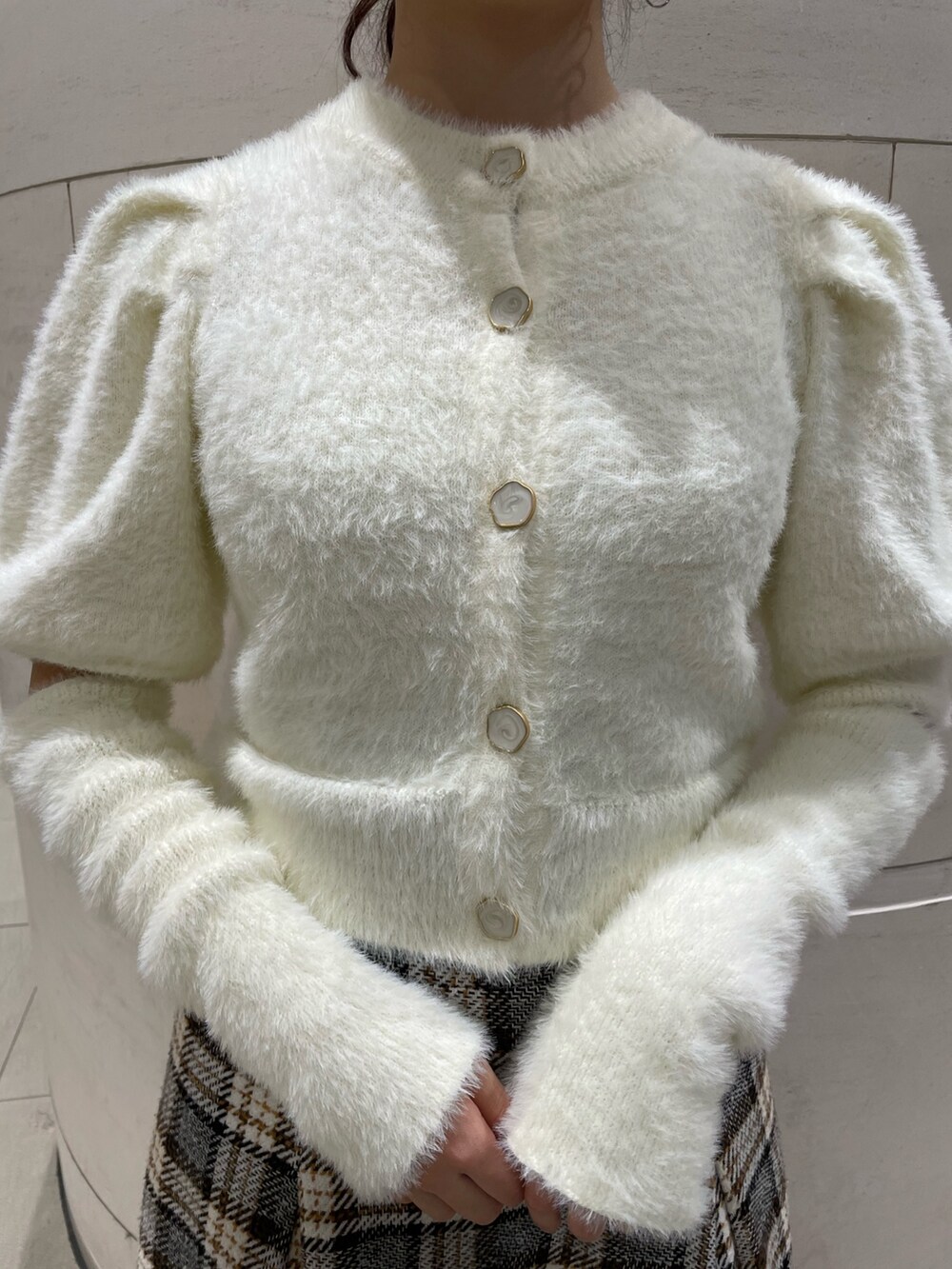 ホワイト系のニット/セーター、その他のスカート、ブラック系のブーツを着用したレディースの秋コーディネートの6枚目の写真