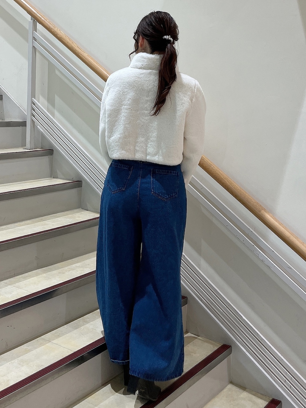 「dazzlin、ダズリン、ファーコート、冬コーデ、お出かけコーデ、デートコーデ、155cm、155cmコーデ、パンツスタイル」｜「dazzlinのショートビットフェイクファーコート（その他アウター、ホワイト系）」を使った、mahoさん（レディース・155cm）の秋コーディネートの3枚目の写真