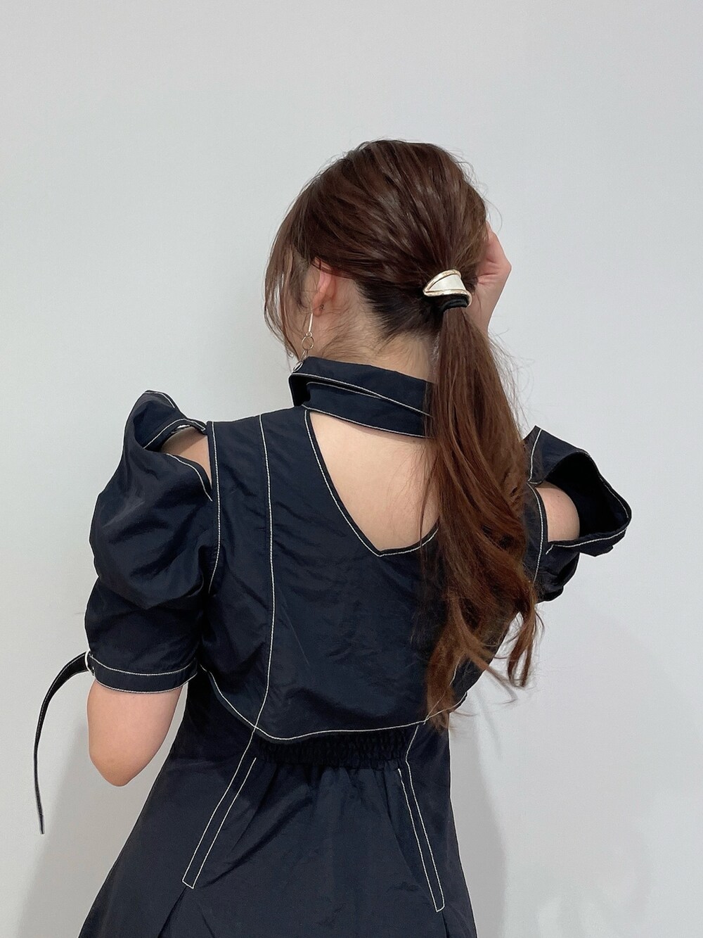 ブラック系のシャツワンピース、シルバー系のパンプスを着用したレディースの春コーディネートの8枚目の写真