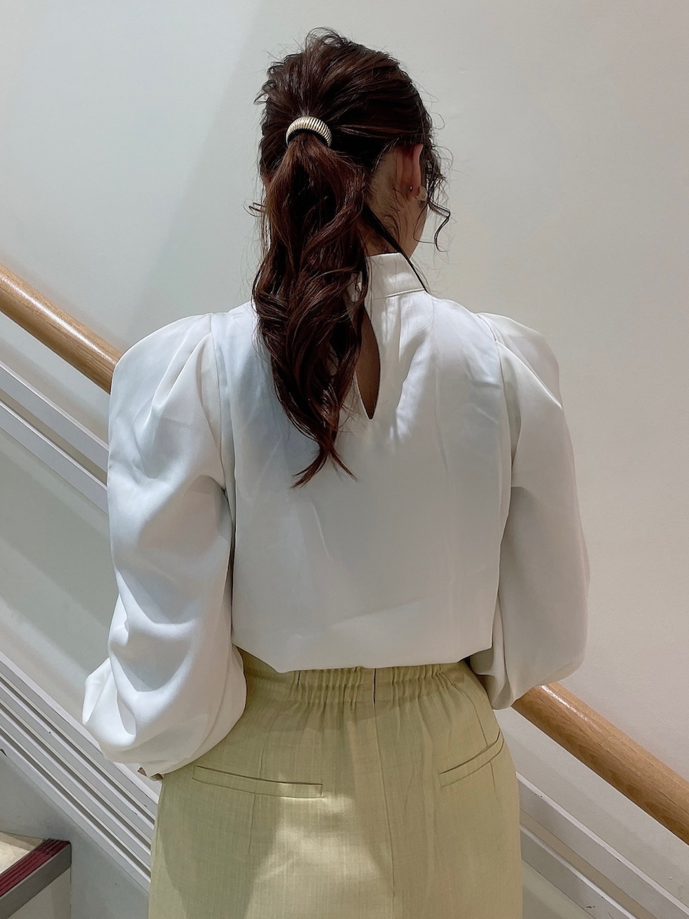 ホワイト系のシャツ/ブラウス、イエロー系のスカート、ベージュ系のブーツを着用したレディースの夏コーディネートの6枚目の写真