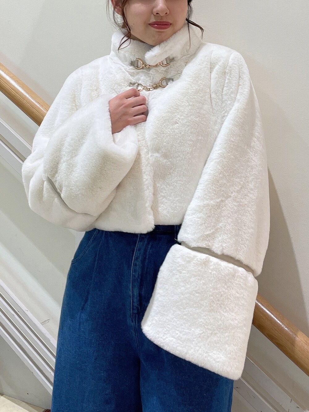 「dazzlin、ダズリン、ファーコート、冬コーデ、お出かけコーデ、デートコーデ、155cm、155cmコーデ、パンツスタイル」｜「dazzlinのショートビットフェイクファーコート（その他アウター、ホワイト系）」を使った、mahoさん（レディース・155cm）の秋コーディネートの4枚目の写真
