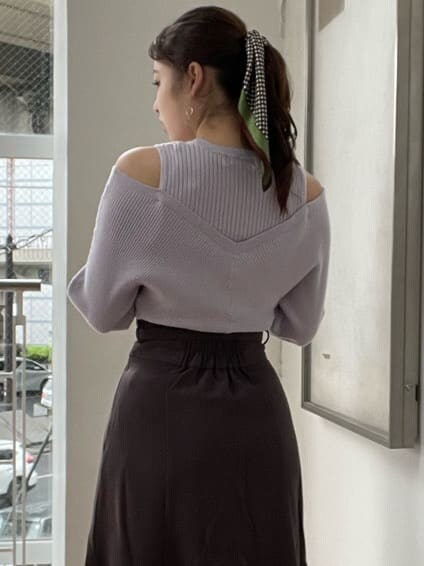 ブラウン系のスカート、ブラック系のブーツ、グレー系のニット/セーターを着用したレディースの秋コーディネートの6枚目の写真