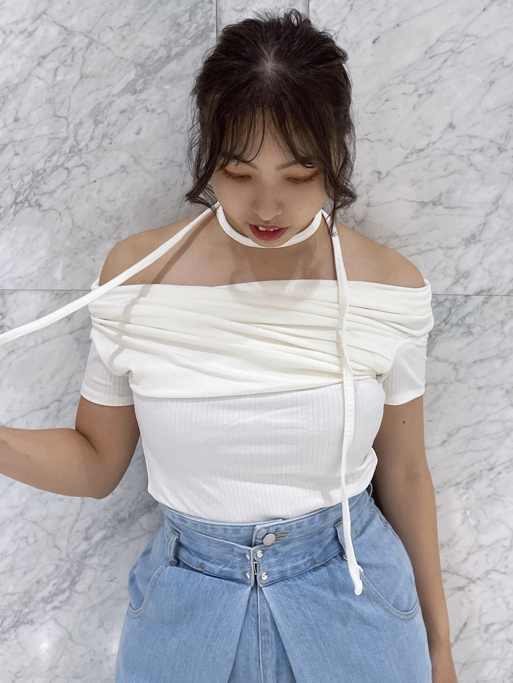 ホワイト系のTシャツ/カットソー、ブルー系のデニムパンツ、パープル系のパンプスを着用したレディースの夏コーディネートの6枚目の写真