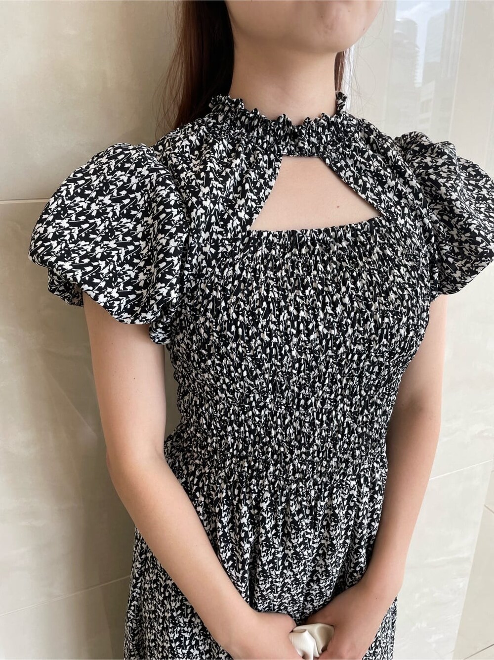 ブラック系のワンピース、ベージュ系のブーツを着用したレディースの夏コーディネートの6枚目の写真