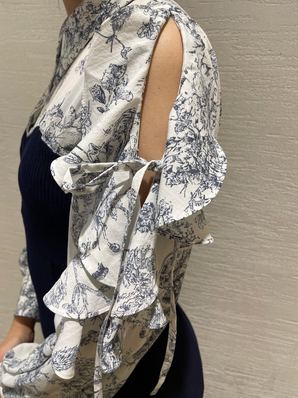 ブルー系のワンピース、ホワイト系のパンプスを着用したレディースの冬コーディネートの8枚目の写真