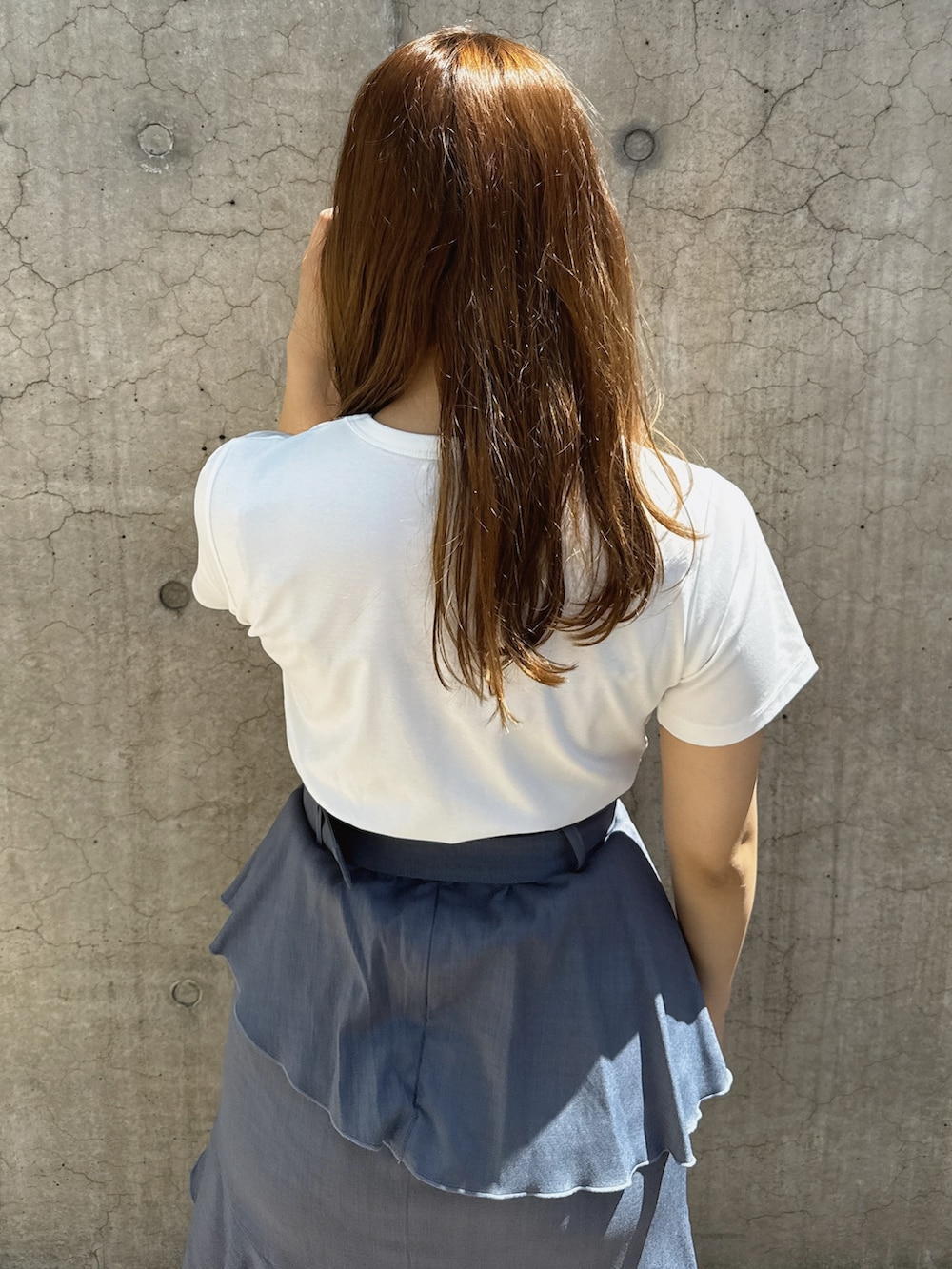 ホワイト系のTシャツ/カットソー、グレー系のスカート、ブラック系のローファーを着用したレディースの春コーディネートの6枚目の写真