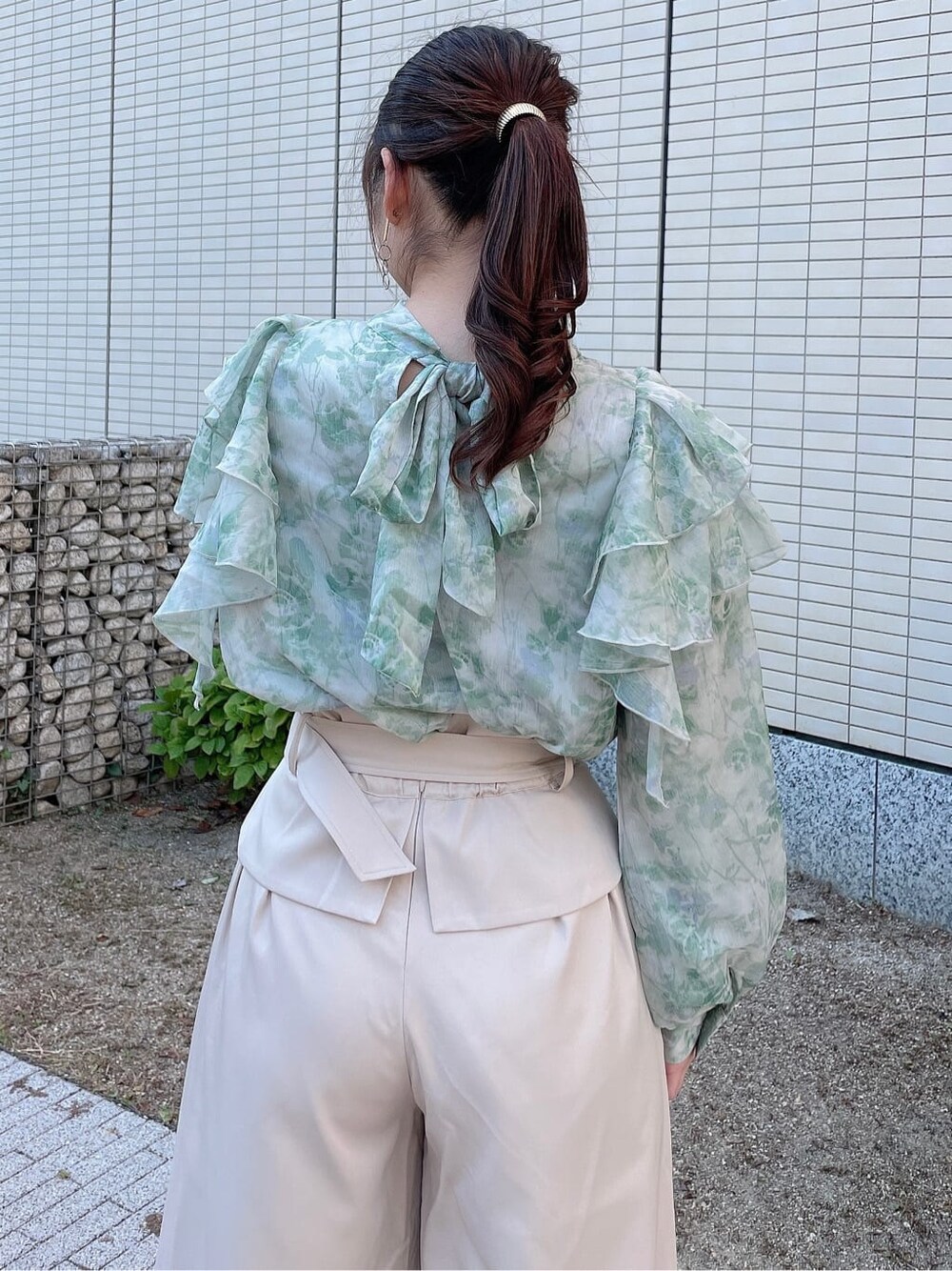 ブラック系のブーツ、ベージュ系のその他パンツ、グリーン系のシャツ/ブラウスを着用したレディースの秋コーディネートの6枚目の写真