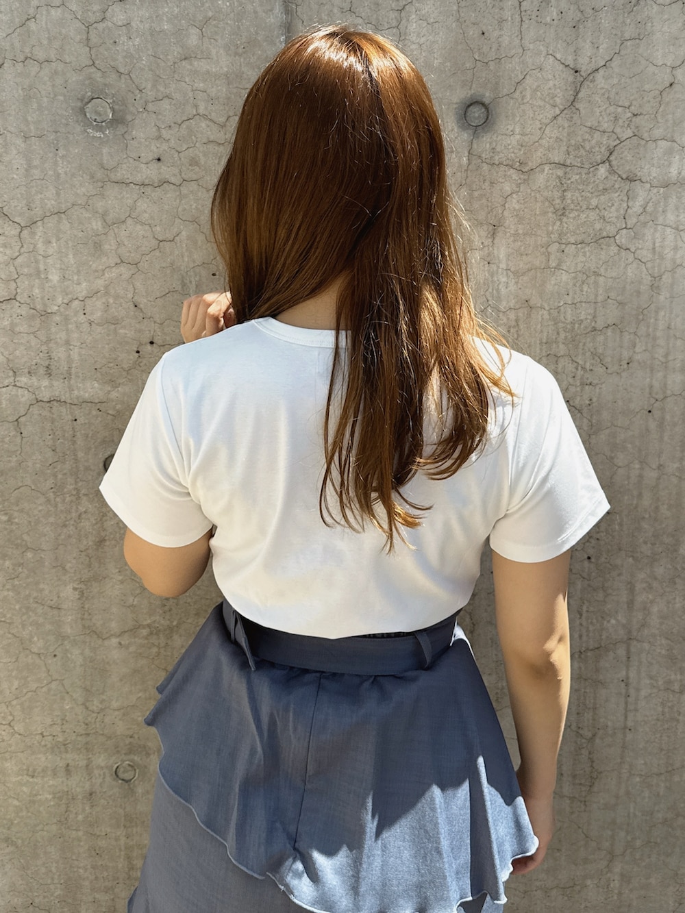 ホワイト系のTシャツ/カットソー、グレー系のスカート、ブラック系のローファーを着用したレディースの春コーディネートの7枚目の写真