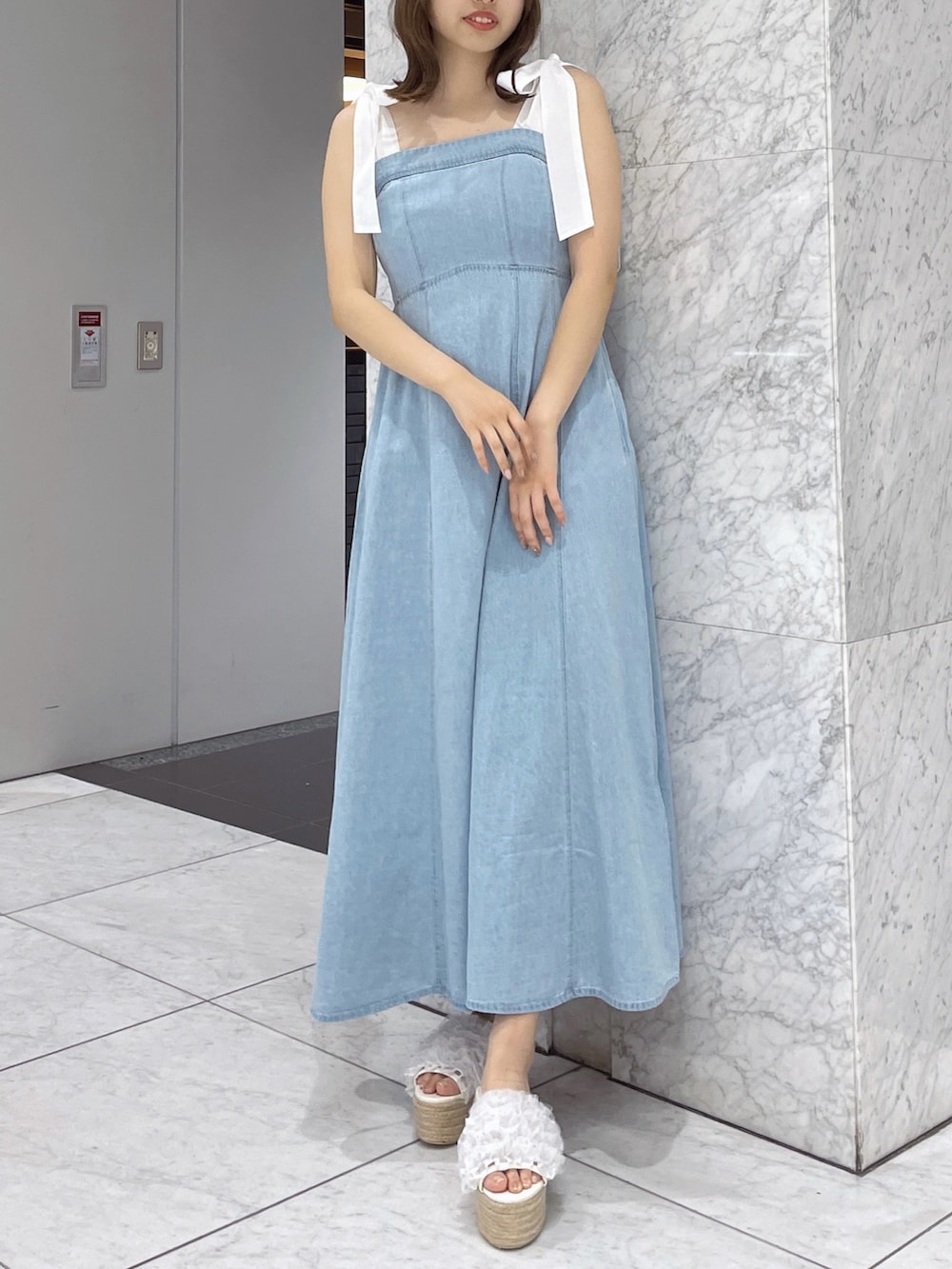 ブルー系のワンピース、ホワイト系のサンダルを着用したレディースの夏コーディネートの2枚目の写真