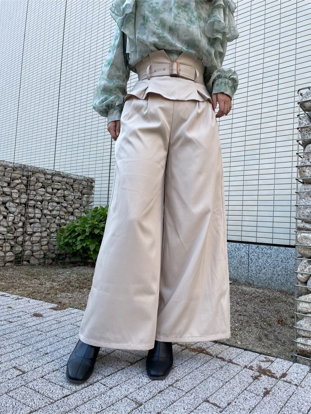 ブラック系のブーツ、ベージュ系のその他パンツ、グリーン系のシャツ/ブラウスを着用したレディースの秋コーディネートの10枚目の写真