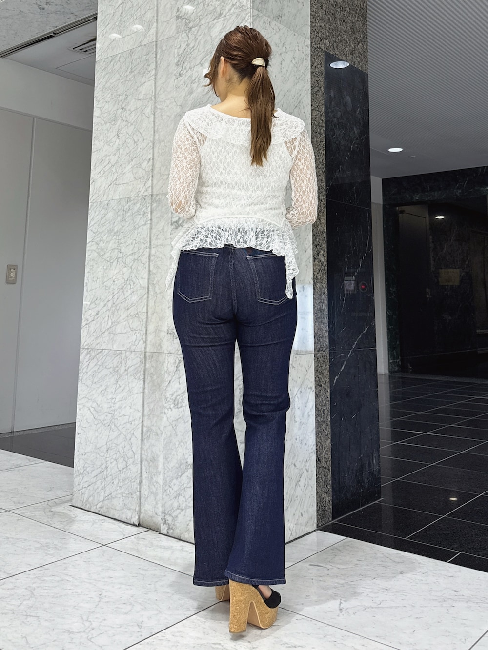 「dazzlin、ダズリン、デニム、デニムパンツ、フレアパンツ、お出かけ、お出かけコーデ、デートコーデ、デート、ライブ、夏コーデ、夏、トレンド、155cm」｜「dazzlinのラッフルヘムレースアンサンブル（Tシャツ/カットソー、ホワイト系）」を使った、mahoさん（レディース・155cm）の夏コーディネートの5枚目の写真