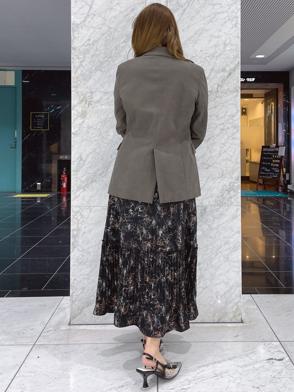 ブラック系のワンピース、ブラウン系のテーラードジャケット、その他のパンプスを着用したレディースの冬コーディネートの5枚目の写真