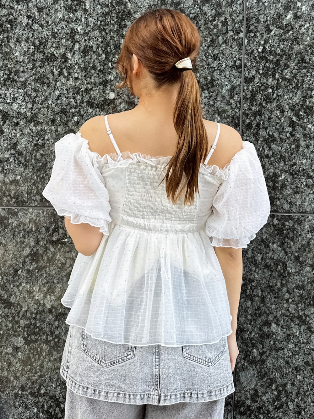ホワイト系のシャツ/ブラウス、グレー系のデニムパンツ、ブラウン系のローファーを着用したレディースの春コーディネートの7枚目の写真