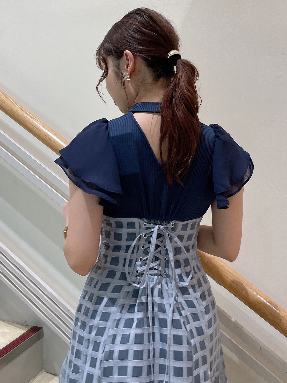 ブルー系のワンピース、ブラウン系のサンダルを着用したレディースの夏コーディネートの7枚目の写真