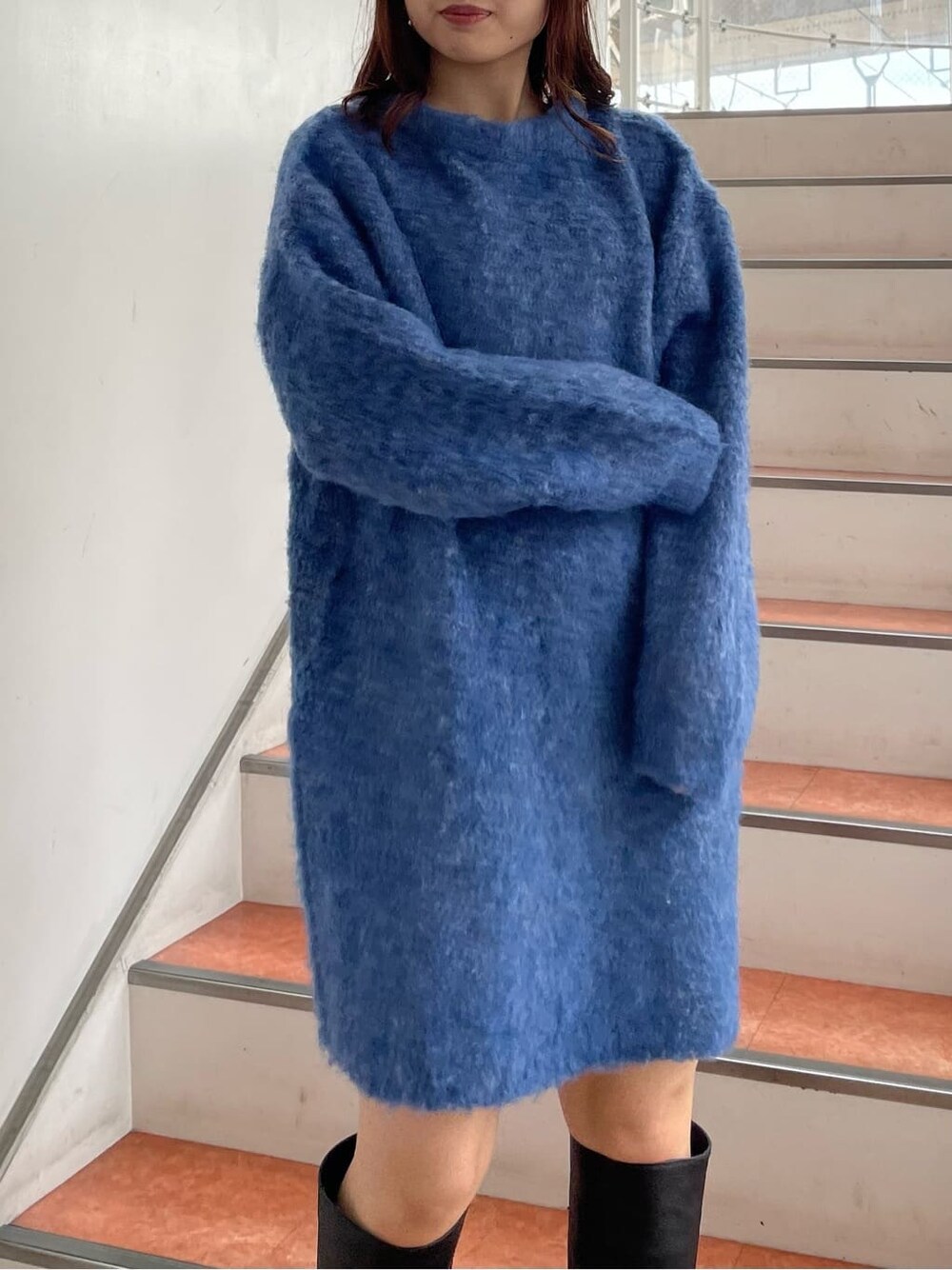 ブラック系のブーツ、ブルー系のニット/セーターを着用したレディースの秋コーディネートの3枚目の写真