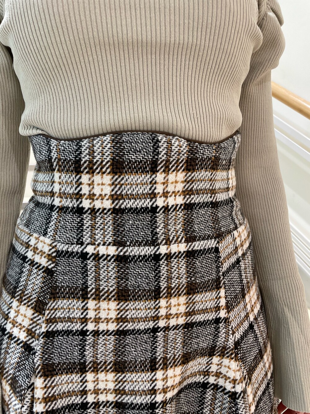 グレー系のニット/セーター、その他のスカート、ブラック系のブーツを着用したレディースの秋コーディネートの8枚目の写真