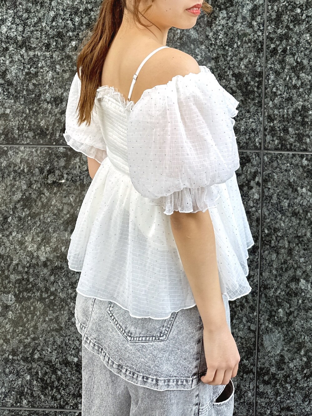 ホワイト系のシャツ/ブラウス、グレー系のデニムパンツ、ブラウン系のローファーを着用したレディースの春コーディネートの6枚目の写真