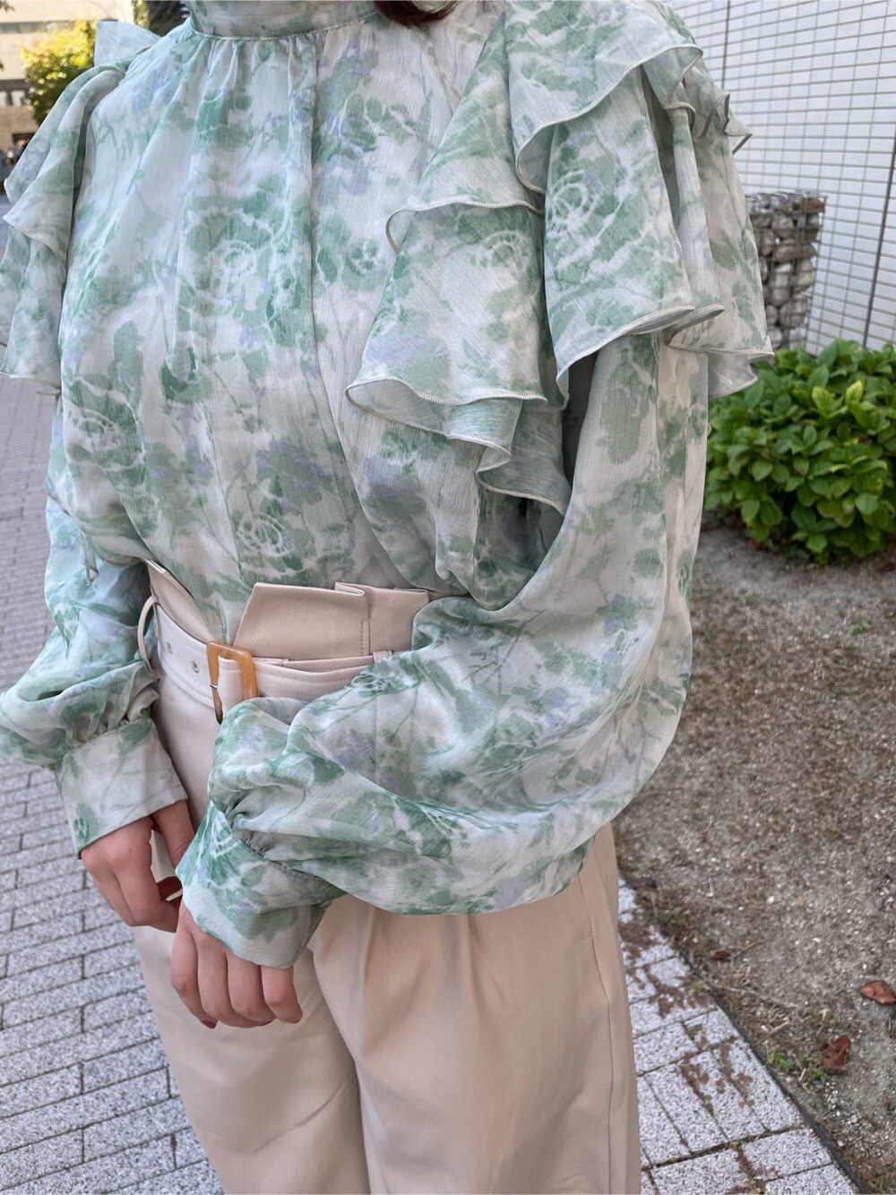 ブラック系のブーツ、ベージュ系のその他パンツ、グリーン系のシャツ/ブラウスを着用したレディースの秋コーディネートの8枚目の写真