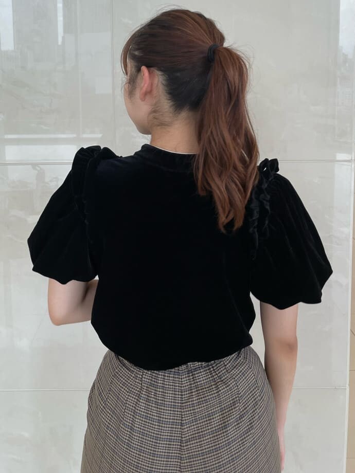 ブラック系のライダースジャケット、ブルー系のその他パンツ、ブラック系のTシャツ/カットソーを着用したレディースの秋コーディネートの7枚目の写真