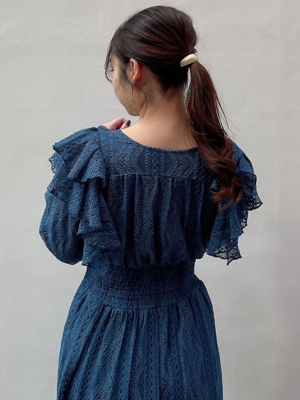 ブルー系のワンピース、ブラック系のブーツを着用したレディースの冬コーディネートの5枚目の写真