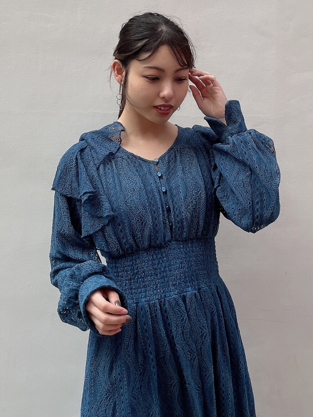 ブルー系のワンピース、ブラック系のブーツを着用したレディースの冬コーディネートの4枚目の写真