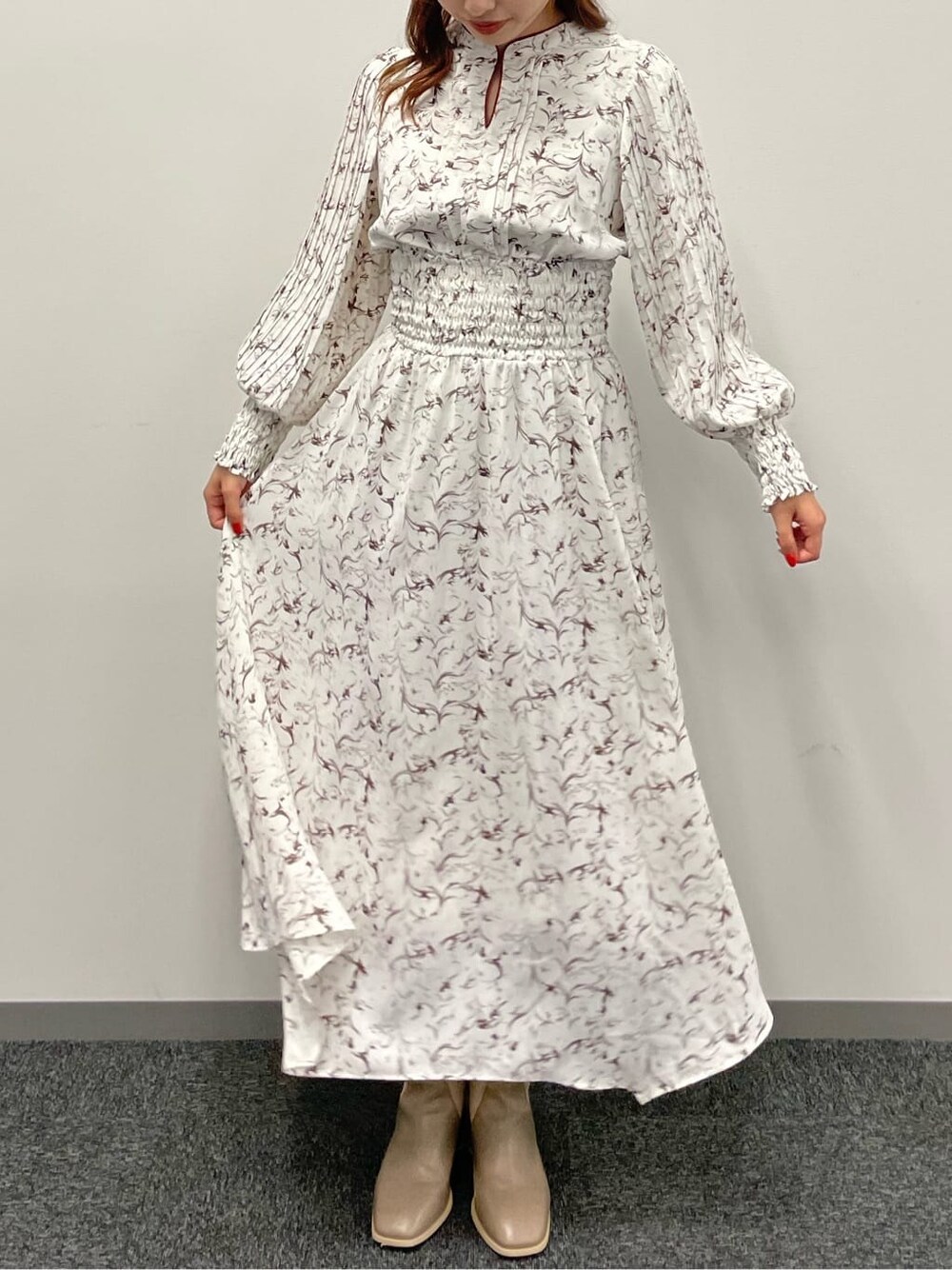 ホワイト系のワンピース、ベージュ系のブーツを着用したレディースの夏コーディネートの5枚目の写真