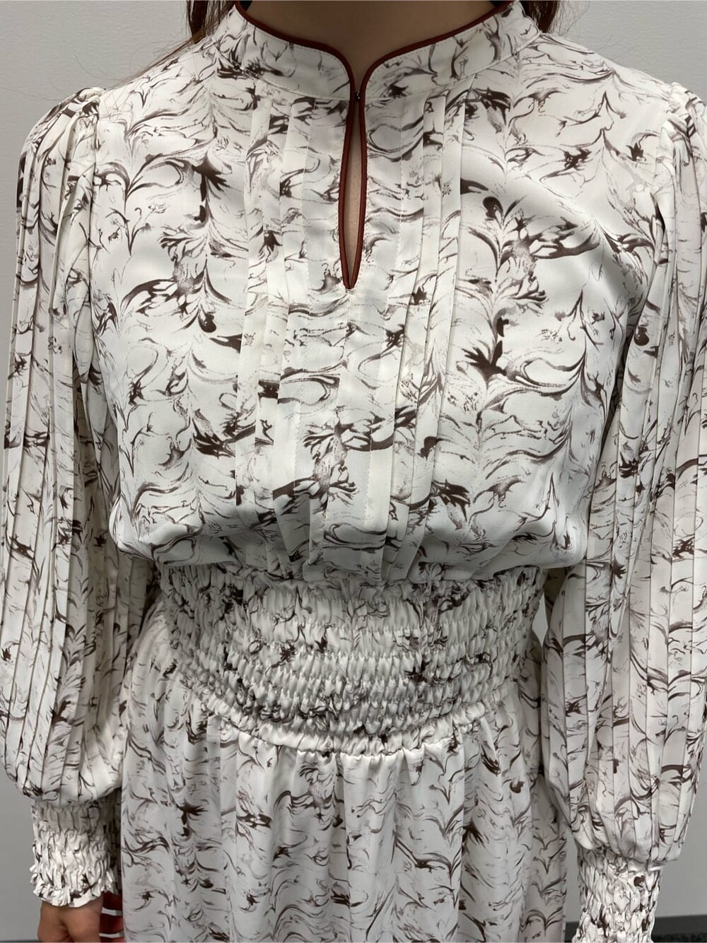 ホワイト系のワンピース、ベージュ系のブーツを着用したレディースの夏コーディネートの7枚目の写真