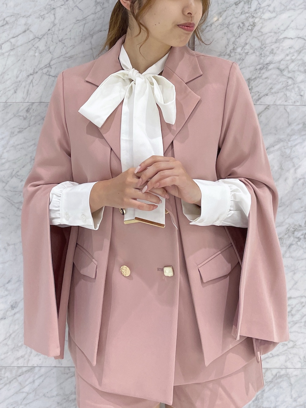 ピンク系のその他パンツ、ベージュ系のブーツ、ホワイト系のシャツ/ブラウスを着用したレディースの秋コーディネートの7枚目の写真