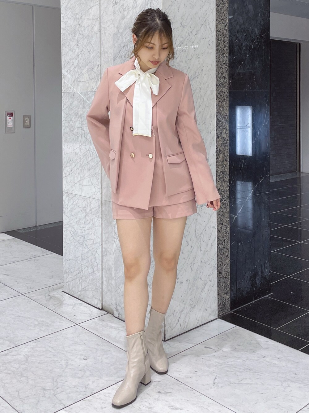 ピンク系のその他パンツ、ベージュ系のブーツ、ホワイト系のシャツ/ブラウスを着用したレディースの秋コーディネートの4枚目の写真