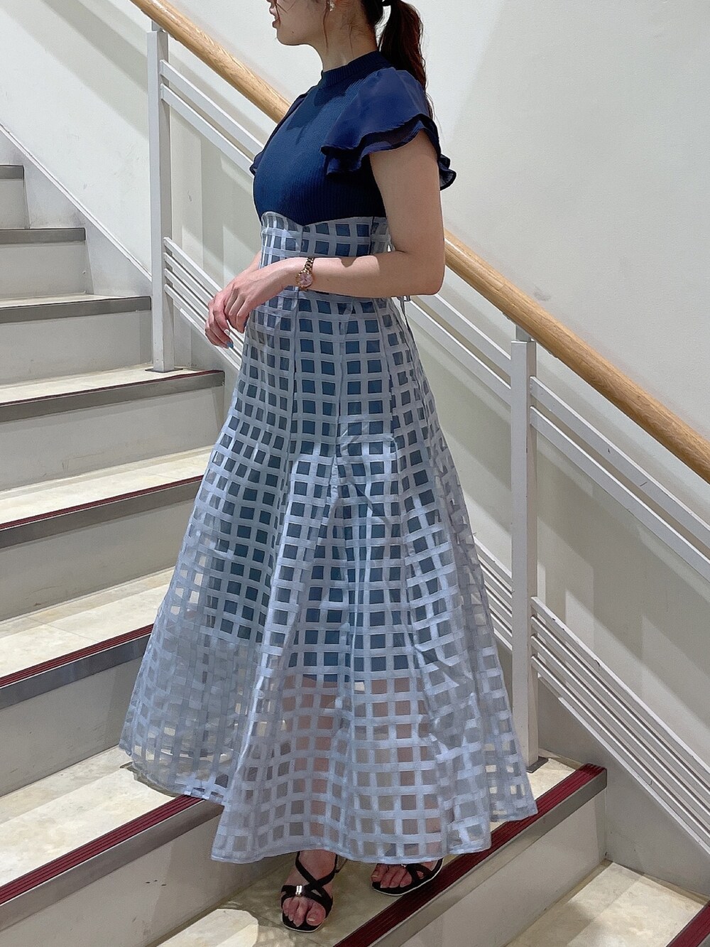 ブルー系のワンピース、ブラウン系のサンダルを着用したレディースの夏コーディネートの3枚目の写真