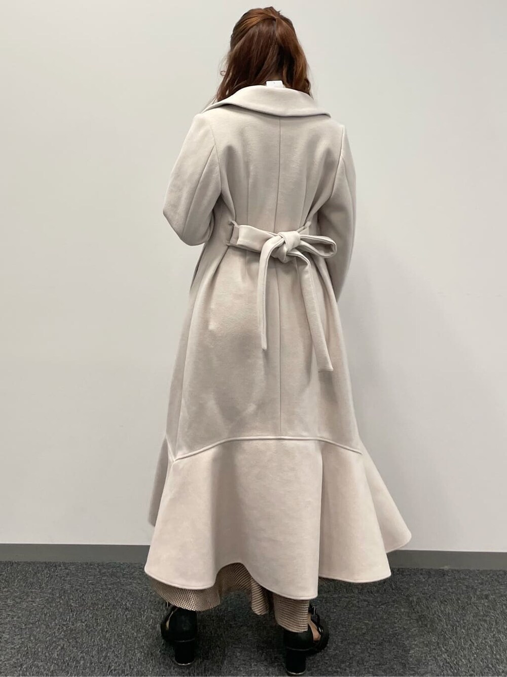 ホワイト系のシャツ/ブラウス、その他のスカート、ブラック系のパンプスを着用したレディースの夏コーディネートの3枚目の写真