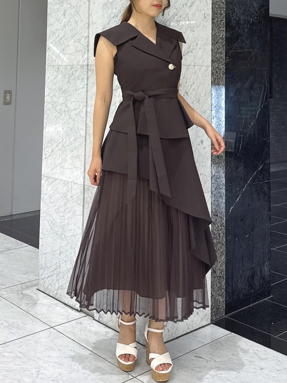 ブラウン系のワンピース、ホワイト系のサンダルを着用したレディースの夏コーディネートの3枚目の写真